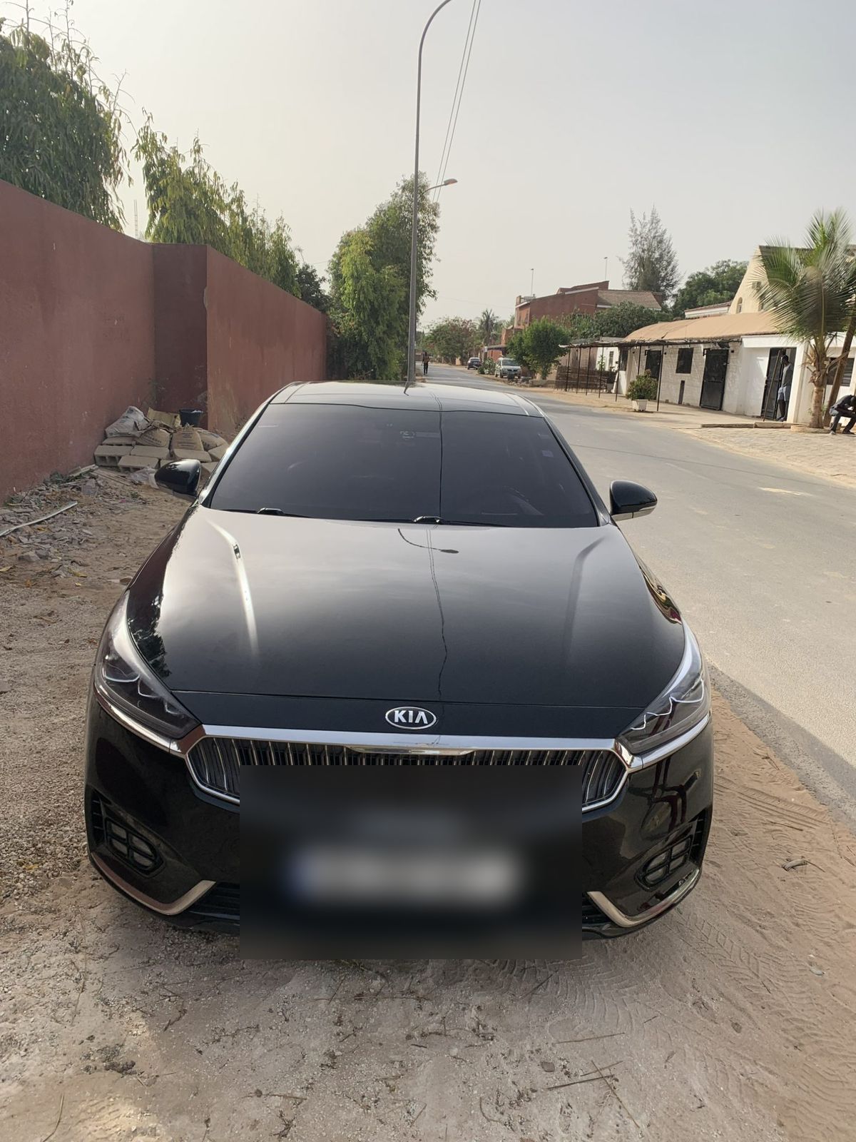 Kia K7 Essence noire, berline full option disponible à la location avec ou sans chauffeur à Dakar