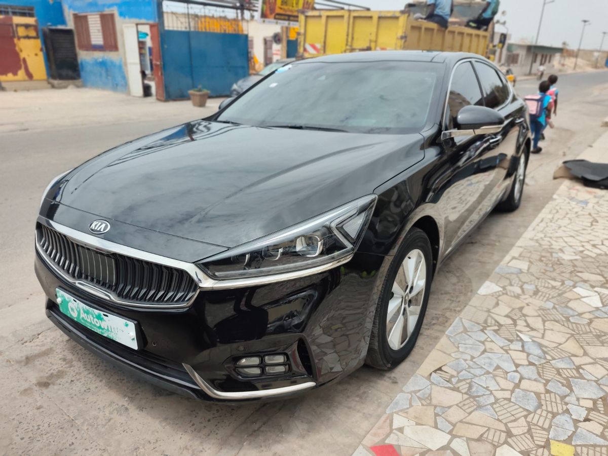 Kia K7 Hybride noire, berline executive disponible à la location avec ou sans chauffeur à Dakar