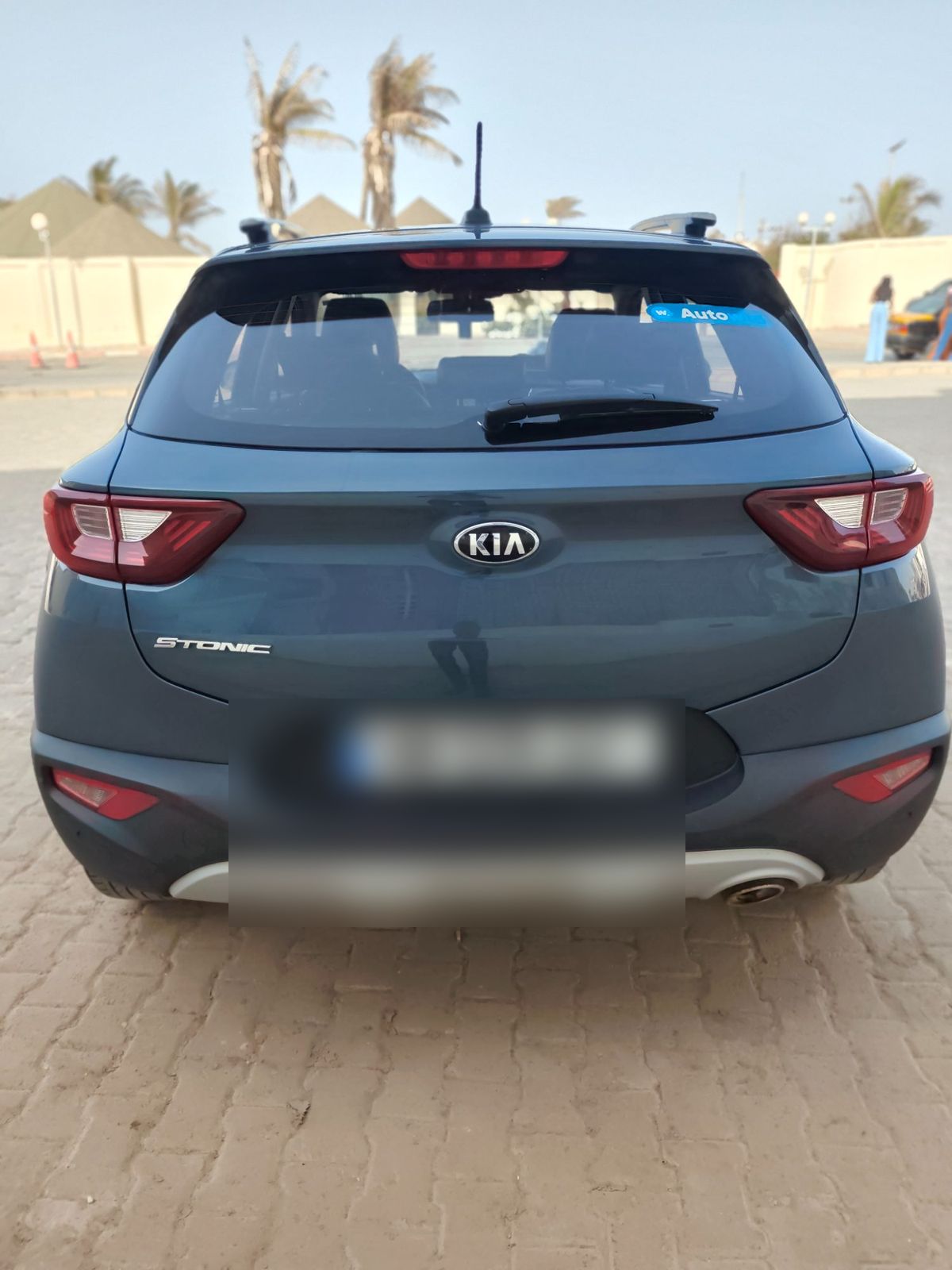 Kia Stonic 2018, crossover gris disponible à la location avec ou sans chauffeur à Dakar